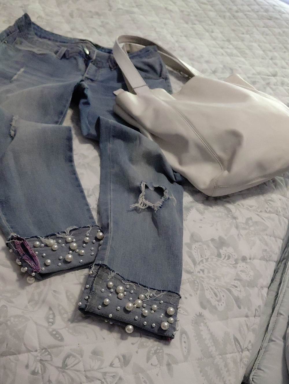 NANETTE LEPORE  SZ 6 CAITLYN GIRLFRIEND BLUE JEANS WITH White FAUX PEARL CUFFS!
